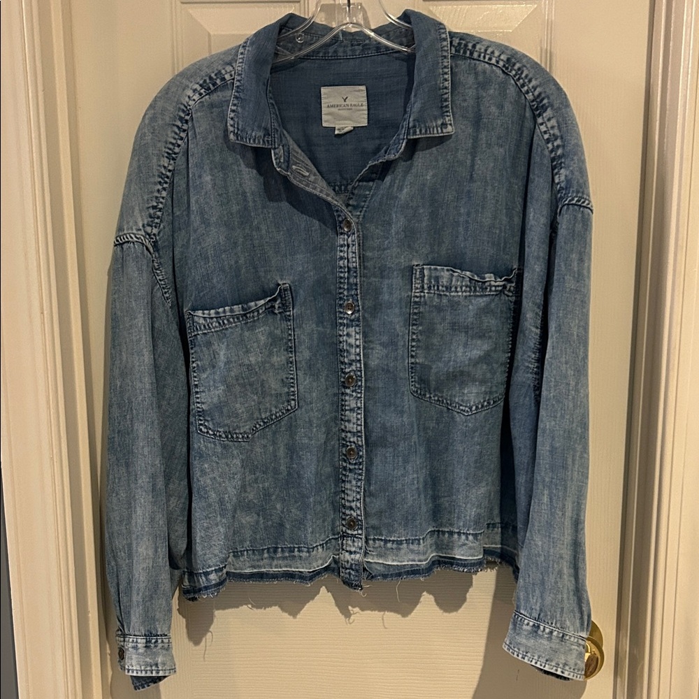 ⚜️ American Eagle Outfitters Blue Chambray Shirt